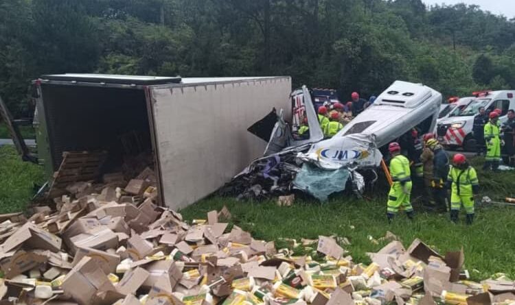 Carreta tomba sobre van na BR-116 após tentativa de assalto e deixa seis mortos no Paraná