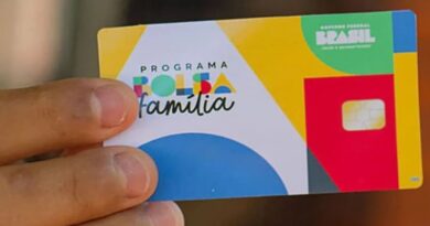 Cartão do Bolsa Família exibido ao lado de notas de real durante esclarecimento sobre valor do benefício em 2026