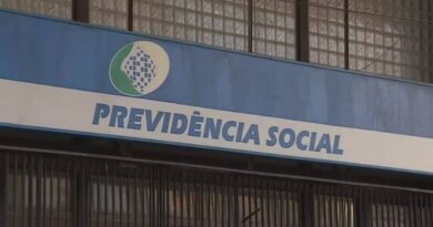 Cartão do INSS e documentos previdenciários representando benefícios garantidos aos pensionistas em 2026.