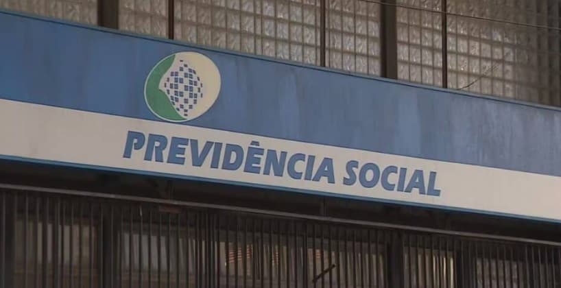 Cartão do INSS e documentos previdenciários representando benefícios garantidos aos pensionistas em 2026.