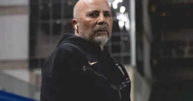 Jorge Sampaoli conversa com dirigentes do Atlético-MG durante planejamento de reforços para o meio-campo em 2026.