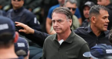 Michelle Bolsonaro relata queda de Jair Bolsonaro na cela da Polícia Federal durante a madrugada.