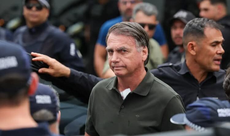 Michelle Bolsonaro relata queda de Jair Bolsonaro na cela da Polícia Federal durante a madrugada.