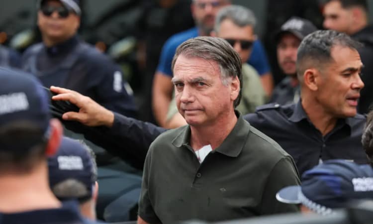Michelle Bolsonaro relata queda de Jair Bolsonaro na cela da Polícia Federal durante a madrugada.