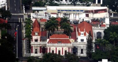 Polícia da Venezuela dispara contra drones não autorizados perto do Palácio de Miraflores após relatos de tiros na região.