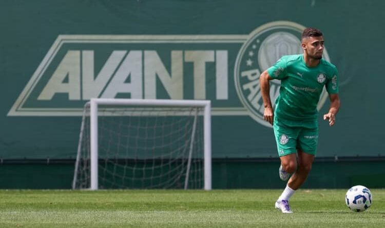 Andreas Pereira deixa o campo após sentir dores no ombro durante partida do Palmeiras contra o Santos pelo Campeonato Paulista.